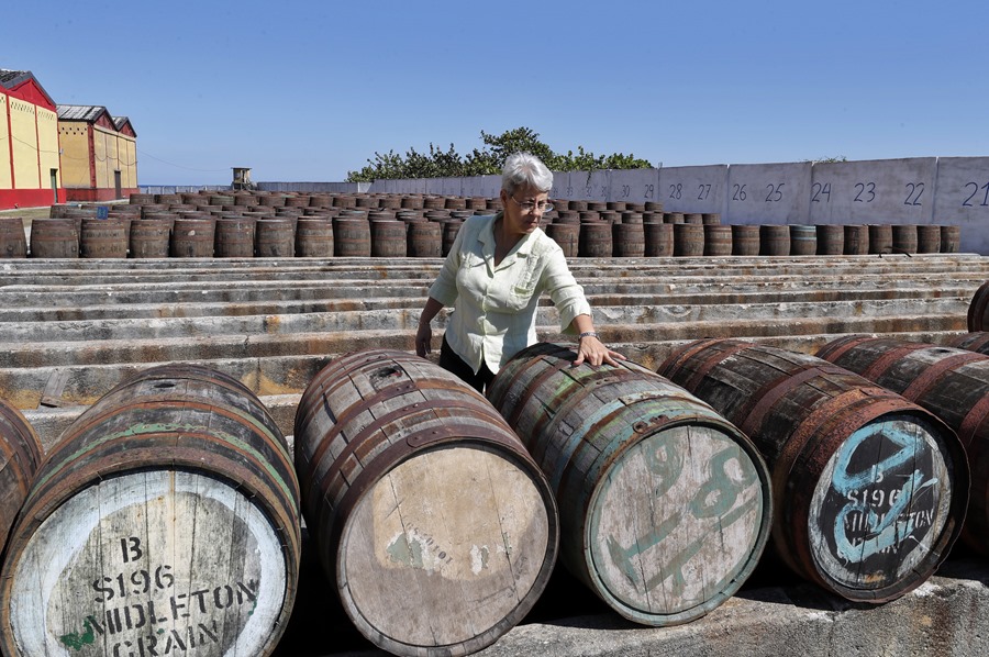 Rum-Meister Salomé Alemán in der Rumfabrik Santa Cruz del Norte in Havanna (Kuba). | Bildquelle: EFE © EFE/Ernesto Mastrascusa | Bilder sind in der Regel urheberrechtlich geschützt