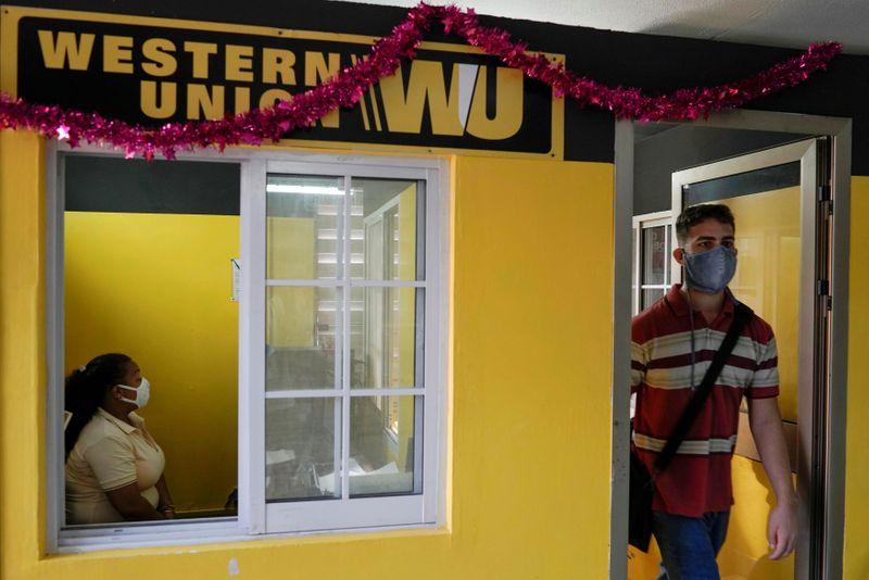 Ein Kunde verlässt ein Western Union Büro in Havanna, November 2020 | Bildquelle: © REUTERS/Alexandre Meneghini/ | Bilder sind in der Regel urheberrechtlich geschützt